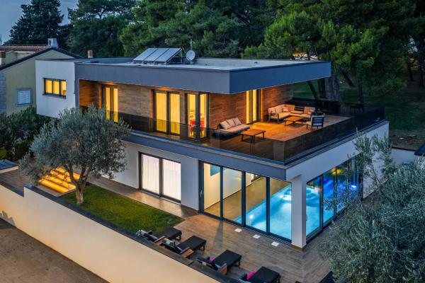 Villa Palatium III in Fažana for 8 people only 200 meters from the sea with sauna & indoor-outside heated pool, Book  Hoteller i Pula Riviera med pool, Swimmingpool