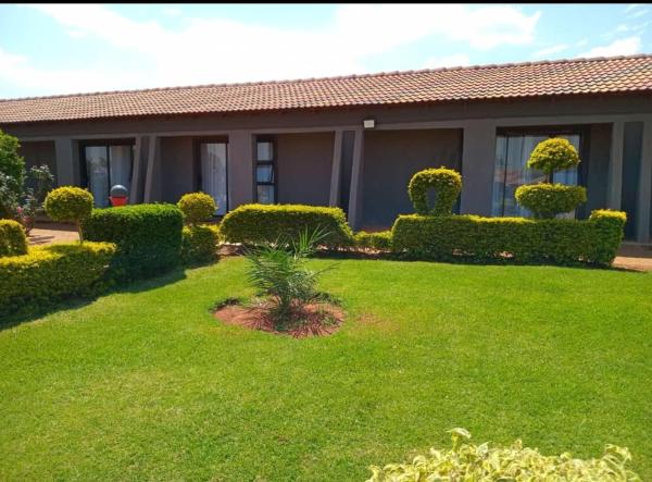 Marula Tree Lodge, Book  Moletlane Limpopo