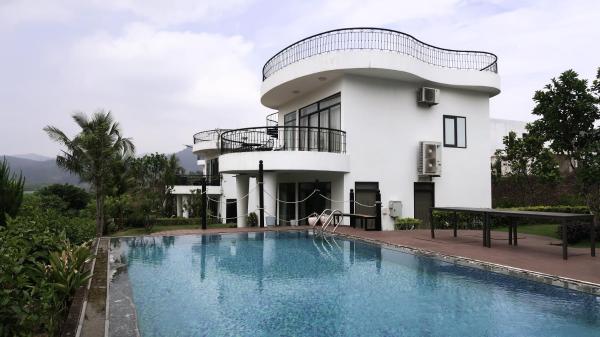 3BR Lake View Ivory Hoa Binh Villa, Book  Hoteller i Hoa Binh med pool, Swimmingpool