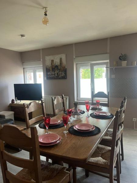 Appartement calme, frais à louer, nouvellement repeint, emplacement stratégique, proche de toutes commodités, de lautoroute, valenciennes, lille, Belgique, wifi, Netflix, parking Gratuits, Book  Raismes Pikardiet