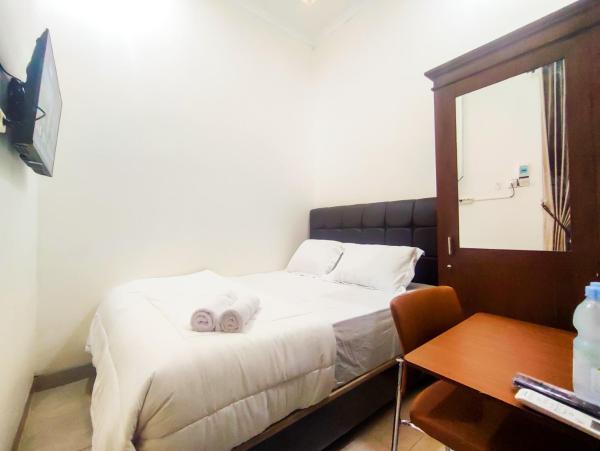 Griya Poerwoto Syariah near Pasar Klewer Solo RedPartner, Book  Solo Central Java, nær Sriwedari Park