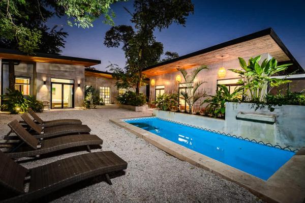Steps to the Main Surf Break - 6 Bedroom Villa, Book  Hoteller i Refundores med pool, Swimmingpool