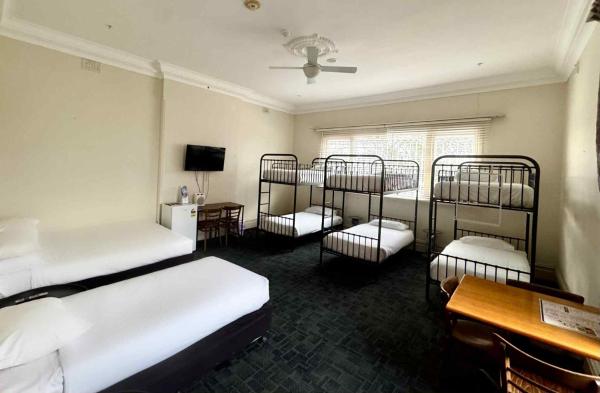 Bomaderry Hotel, Book  Bomaderry 