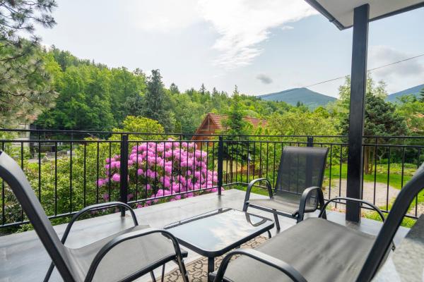 Karkonosky Apartamenty - Zacisze Azalia, Book  Lower Silesia hoteller med parkering, Parkering