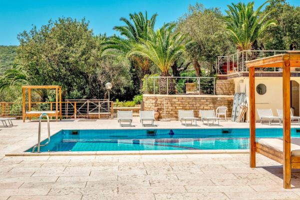 Residence with pool and private beach in Talamone just 500 mt from the sea, Book  Costa d'Argento hoteller med pool, Swimmingpool
