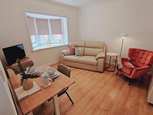 Tettenhall Cosy Apartment - Sleeps 4, Book  Tettenhall West Midlands