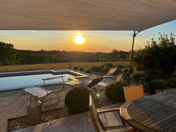 Villa coucher de soleil, Book  Hoteller i Pontours med pool, Swimmingpool