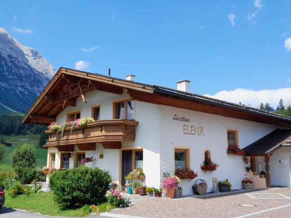 Landhaus Elena, Book  Hoteller i Tyrol med parkering, Parkering