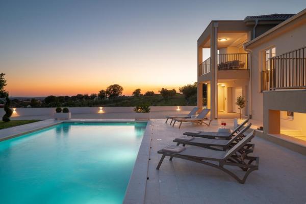 Luxury Villa Morus with pool 50m2 gym, Book  Hoteller i Zadar County med pool, Swimmingpool