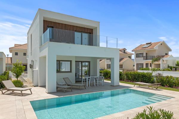 Serenity Waves Villa 19, Book  Larnaca hoteller med pool, Swimmingpool