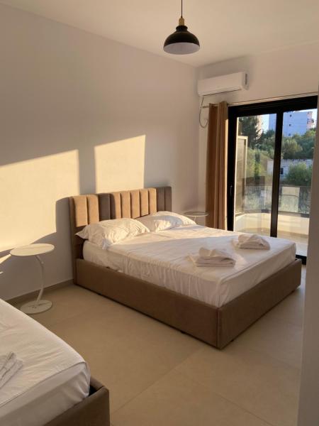 Karafili House, Book  Vlorë County hoteller med parkering, Parkering