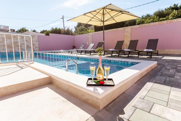 Apartman Laura, Book  Hoteller i Zadar County med pool, Swimmingpool