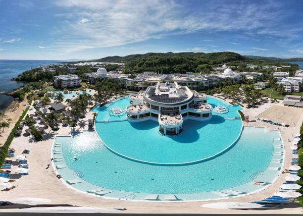 The Signature Level at Grand Palladium Lady Hamilton Resort & Spa- All Inclusive, Book  Hoteller i Hanover med pool, Swimmingpool