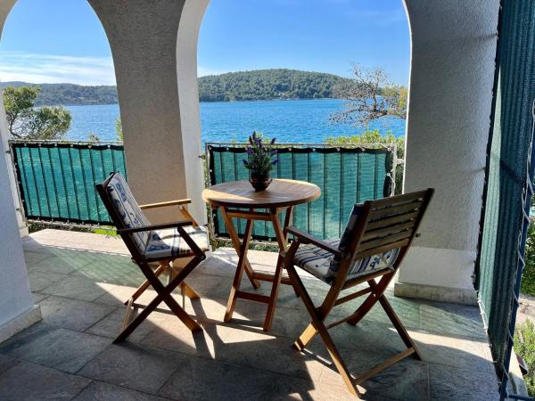 Luxury Seafront Wellness Apartment with Sauna, Book Lejlighed SPA-hoteller i Solta, SPA