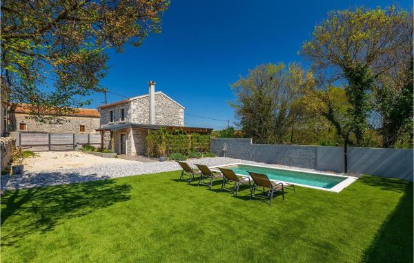 Villa Tilia, Book  Hoteller i Pula Riviera med pool, Swimmingpool
