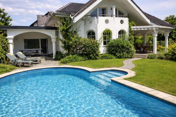 Rooms Adax with huge Garden, Swimming Pool and BBQ, Book  Hoteller i Osrednjeslovenska med pool, Swimmingpool