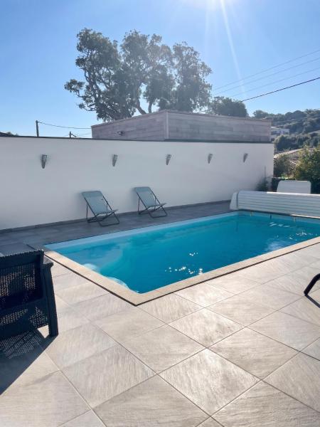 Villa élégante à Porto-Vecchio avec piscine privée, Book  Hoteller i Korsika med pool, Swimmingpool