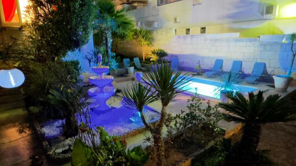 Beach Villa Apartment on top location, with pool, sea view and exotic garden, Book  Split hoteller med morgenmad, Morgenmad