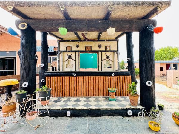 Day Night Resort, Book  Rajasthan hoteller med pool, Swimmingpool