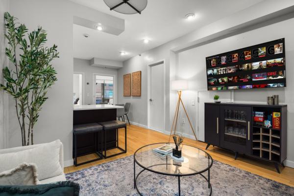 Stylish 2BR Apartment in the Heart of East Village, Book  East Village Lower East Side