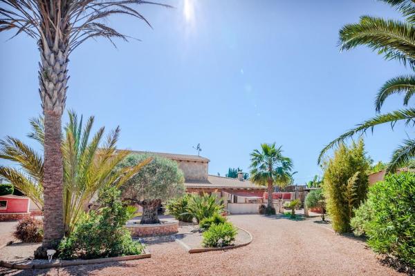 Villa Refugio Spacious Finca Pool BBQ Office, Book  Llucmajor hoteller med pool, Swimmingpool