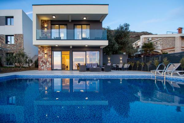Villa Aurora Azure - Luxury Infinity Pool Resort, Book  Budva hoteller med pool, Swimmingpool