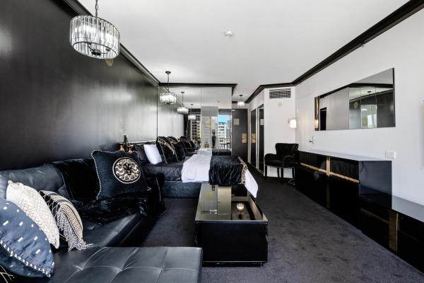 Versace Themed Hotel Room in Prime Location, Book  Surfers Paradise 