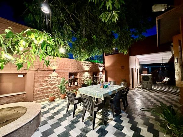 The Mango Tree by ANAND VILLA, Book  Rajasthan hoteller med parkering, Parkering