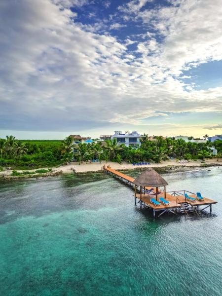 Gorgeous Oceanfront Villa with Private Pool and Dock, Book  Tulum hoteller med pool, Swimmingpool