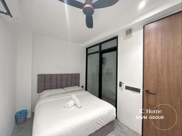 Room l 4min Walks to Pelangi Plaza, Book  Johor Bahru Johor