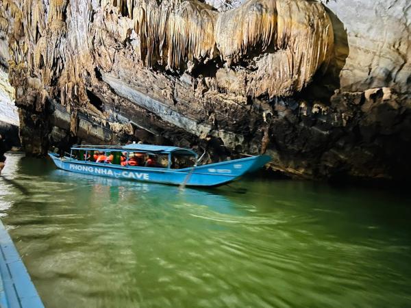 Phong Nha Cave Boat Tour Included - Nguyen Shack, Book  Hoteller i Quang Binh med pool, Swimmingpool