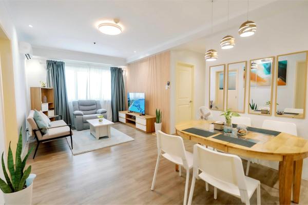 Cozy 2-Bedroom at South of Market SOMA BGC near SM Aura, Market! Market! & Bonifacio High Street, Book  Luzon hoteller med pool, Swimmingpool