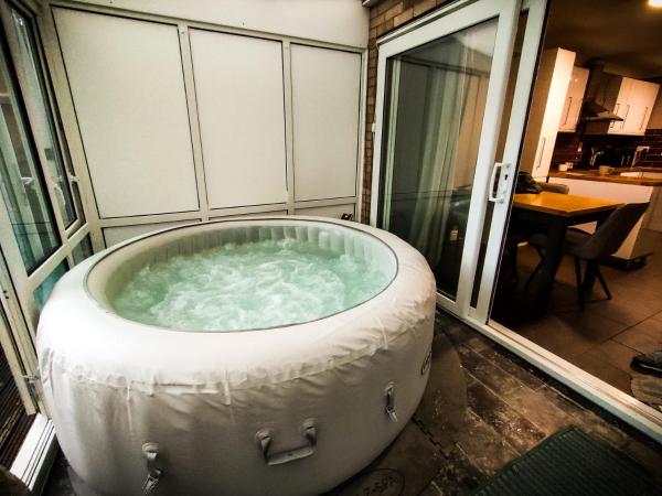 Cozy Four-Bedroom Home with Hot Tub, Garden, CONTRACTORS WELCOME - Close to Shops, Restaurants, Hospital and Park, Book  Cambridgeshire hoteller med parkering, Parkering