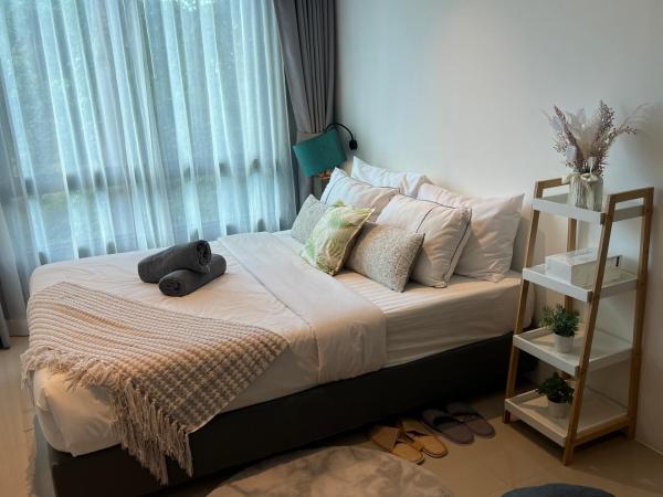 Utopia Central, Book  Ban Ket Ho Phuket, nær Phuket International Hospital