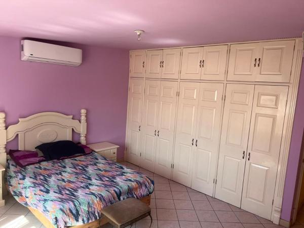 habitación a 2 cuadras de la Normal del Estado y 8 de ITESM, Book  Gen Fierro Villalobos Airport 
