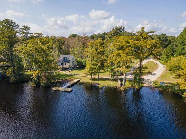 Waterfront Treehouse on the Cape Fear with Dock, Book  Rocky Point North Carolina