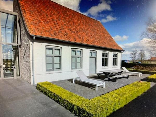 SCHRAVENHOEk met indoorzwembad en sauna, Book   