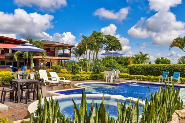 Finca Hotel los Alpes, Book  Santander hoteller med pool, Swimmingpool