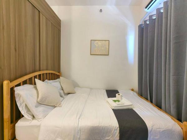 1BR Condotel with Balcony at FAME Residences #FM55, Book  Luzon hoteller med pool, Swimmingpool