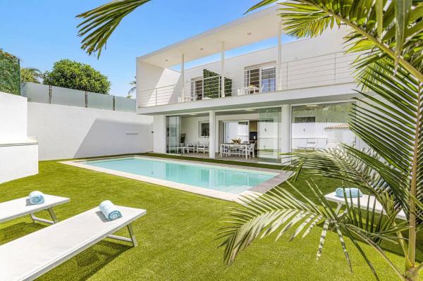 Villa Laire by Villa Plus, Book  Sicilien hoteller med parkering, Parkering