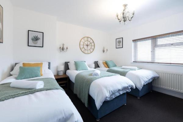 Elegant 3BR Leeds Home Sleeps 7 Crew Friendly, Book   