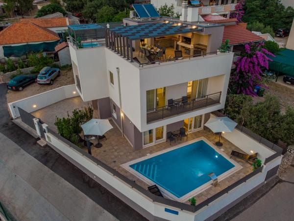 Mediterranean Villa Ursula, Book  Hoteller i Pakostane med pool, Swimmingpool