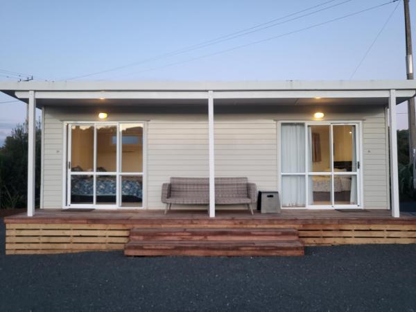 TradeStop Short-Term Accomodation, Book  Raglan 