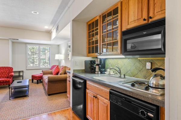 Palisades Tahoe Lodge Rentals Studio #203, Book  Hoteller i Squaw Valley med pool, Swimmingpool