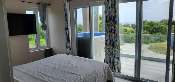 TIE-2 bedroom luxury home, Book  Hoteller i La Fargue med pool, Swimmingpool