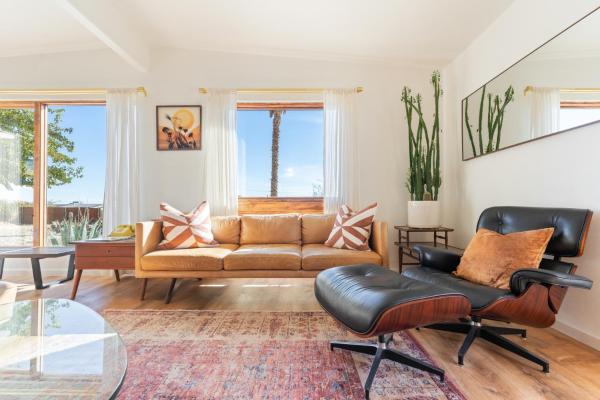Mojave Lofi - Bright and Airy home 25 min from Joshua Tree National Park - Hot Tub, Cal-King Beds, Game Room, Book  Yucca Valley Joshua Tree National Park