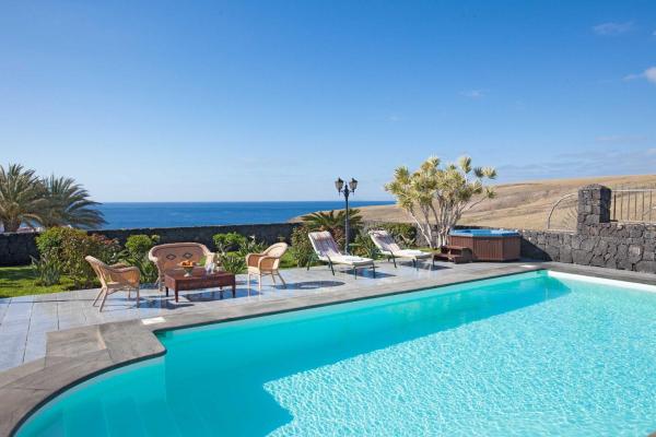 Bright And Spacious Puerto Calero Villa 3 Bedrooms Villa Viejo, Book  Yaiza Lanzarote