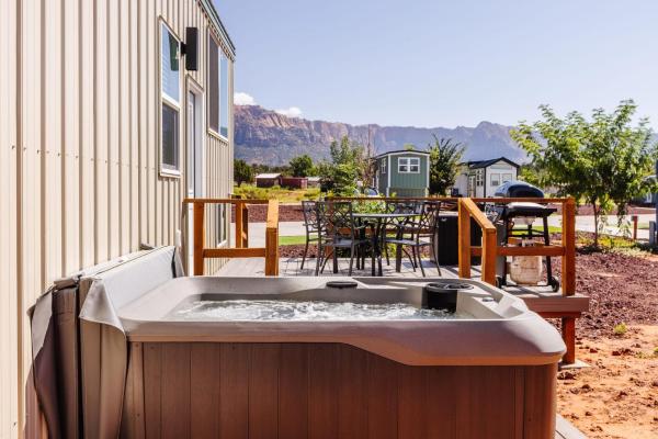 Jasper tiny home with private hottub, Book  Apple Valley Utah