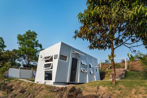 Twist, Tiny home on the Cliff, Book  Hoteller i Lavasa med parkering, Parkering
