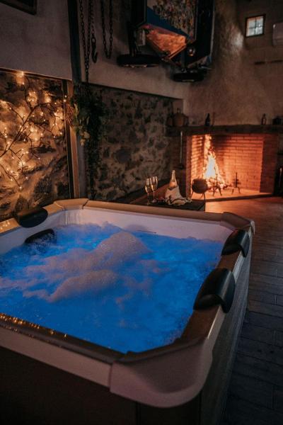 LARCADE Loft Industrial-Jacuzzi, Book  Castillo de Bayuela 